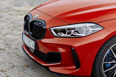 BMW M135i 'nin ön ve tekerleği. Model F40, 2019 'dan üretildi. 306 HP motoru, hızlanma 0-100 km-saat: 4.8 s. Katowice, Poland- 09.16.2020