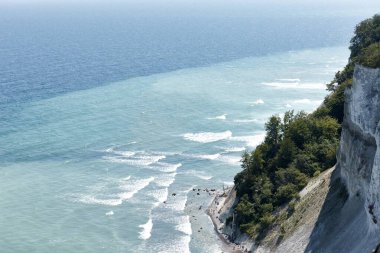 Danimarka 'nın Mon Adası' ndaki Mons Klint 'in muhteşem uçurumları. Sahillerin ve yürüyen turistlerin en iyi manzarası.