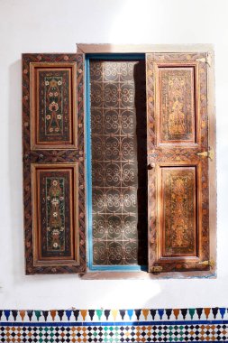 El Bahia Sarayı 'nın dekoratif panjurlu penceresi. Dünyanın her yerinden turistler tarafından ziyaret ediliyor. Bu 19. yüzyıldan bir Doğu Mimarisi örneğidir. MARRAKECH, FOCCO 3 Mart 2016