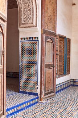 El Bahia Sarayı 'nın kapısı tüm dünyadan turistler tarafından ziyaret ediliyor. Bu 19. yüzyıldan bir Doğu Mimarisi örneğidir. MARRAKECH, FOCCO 3 Mart 2016