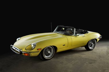 Üstü açılır Jaguar E Type, 1961 ve 1975 yılları arasında üretilen klasik bir spor arabanın bir simgesi. Katowice, Polonya 28 Eylül 2008