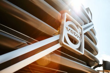 Ayırt edici Volvo logosuna sahip kepçeli radyatör. Model L60F - Katowice, Polonya 13 Temmuz 2009