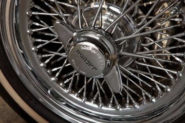 Karakteristik çivili ve merkezi fındıklı bir jaguar E Type tekerleği. 1961 ve 1975 yılları arasında üretilen klasik bir spor arabanın bir simgesi. Katowice, Polonya 28 Eylül 2008