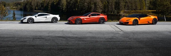 三辆超级跑车 白色Mclaren 650 000 红色法拉利F12和黄色Lamborghini Huracan 2016 — 图库照片