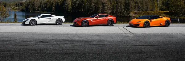 Tre Super Car Bianca Mclaren 650S Rossa Ferrari F12 Gialla — Foto Stock