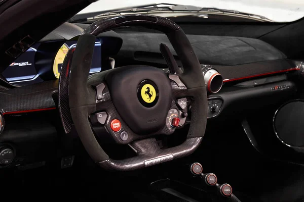 法拉利 Ferrari Laferrari 容量6 3升的V12汽油发动机 配备Hy Kers系统的800马力和163马力电力发动机的内部 499份之一 波兹南 2017 — 图库照片