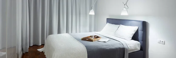 Een Moderne Slaapkamer Scandinavische Stijl Het Bed Een Dienblad Met — Stockfoto