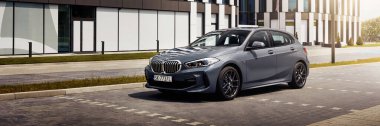 Katowice / Polonya, 18.07.2020: Gri BMW 1 M Sport versiyonu, modern bir ofis binasının önünde park edilmiş. Başka araba ve insan yok..