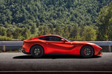 Miland, Norveç. 04.06.2016: Kırmızı Ferrari F12 - motor v12 ve 740PS