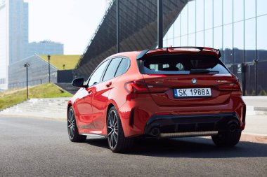 Katowice / Poland- 09.16.2020: Uluslararası Kongre Merkezi önünde BMW M135i. Model F40, 2019 'dan üretildi. 306 HP motoru, hızlanma 0-100 km / saat - 4.8 s