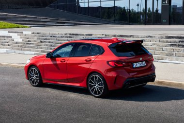 Katowice / Poland- 09.16.2020: Uluslararası Kongre Merkezi önünde BMW M135i. Model F40, 2019 'dan üretildi. 306 HP motoru, hızlanma 0-100 km / saat - 4.8 s