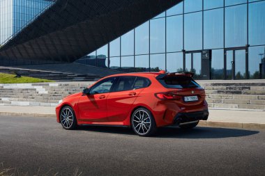 Katowice / Poland- 09.16.2020: Uluslararası Kongre Merkezi önünde BMW M135i. Model F40, 2019 'dan üretildi. 306 HP motoru, hızlanma 0-100 km / saat - 4.8 s