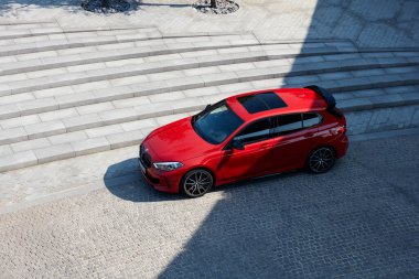 Katowice / Poland- 09.16.2020: NOSPR konser salonunun önünde kırmızı BMW M135i. Üst Manzara. Model F40, 2019 'dan üretildi. 306 HP motoru, hızlanma 0-100 km / saat - 4.8 s