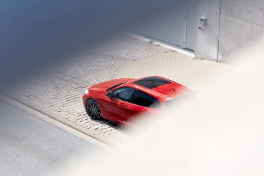 Katowice / Poland- 09.16.2020: Silesian Müzesi 'nin beton duvarının önündeki kırmızı BMW M135i. Üst Manzara. Model F40, 2019 'dan üretildi. 306 HP motoru, hızlanma 0-100 km / saat - 4.8 s