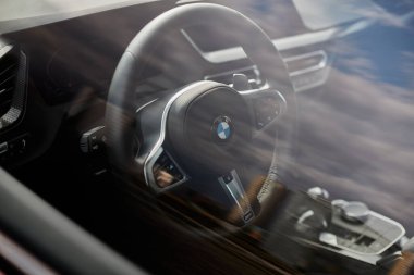 Katowice / Poland- 09.17.2020: M Sport sürümünde BMW 1 'in direksiyon ve içi. Sürücü tarafındaki pencere görüntüsü. BMW M135i, 306hp, 0-100 km / saat - 4,8