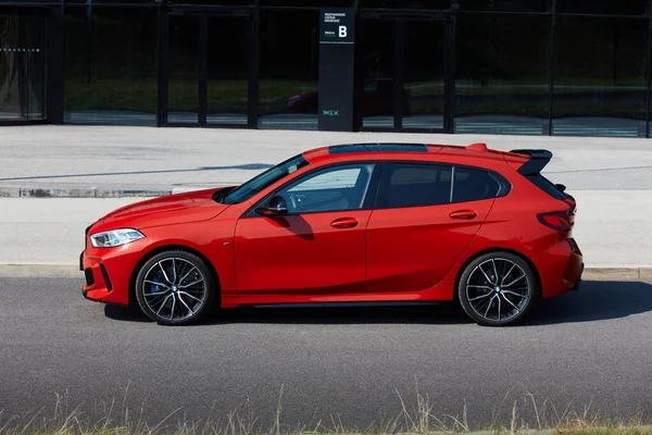 Katowice Polonia 2020 Bmw M135I Frente Edificio Del Centro Internacional —  Fotos de Stock