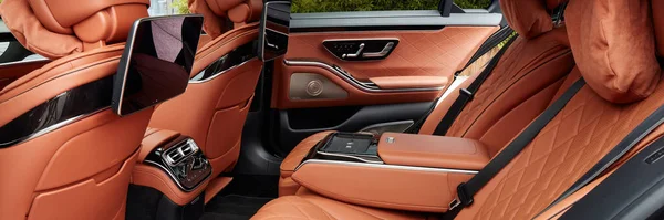 Tylne Siedzenia Luksusowego Mercedesa Klasy Prawdziwego Drewna Skóry Oraz Multimedialny — Zdjęcie stockowe
