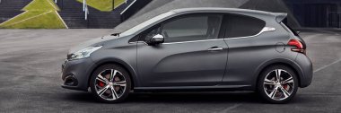 Peugeot 208 GTI bir bina kongre merkezinin önünde duruyor. Katowice, Polonya - 05.05.2016