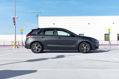 Hyundai i30 yüz gerdirme, model 2020, alışveriş merkezinin otoparkında duruyor. Katowice, Polonya, 09.19.2020