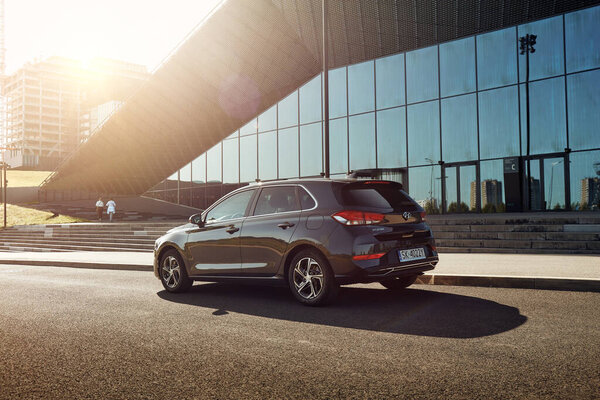 Hyundai i30 фейслифтинг, модель 2020 года. Вид сзади, припаркован перед зданием Конгресс-центра. Катовице, Польша, 09.19.2020