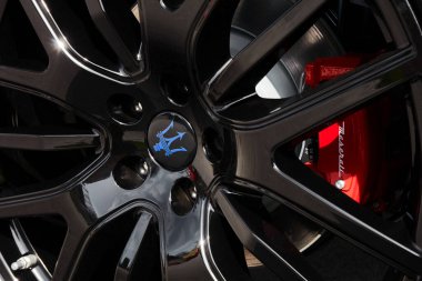 Yeni siyah Maserati alüminyum tekerleği, logoya yakın plan ve kırmızı fren kalibreleri. Varşova-Polonya - 12.04.2018