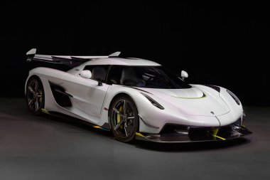 Koenigsegg Jesko, İsveçli bir süper araba. 5.0l çift turbo V8 motor, 1280hp standart benzin ve 1600hp E85. Maksimum hızı saatte 480 km. La Squadra, Katowice, Polonya 'da prömiyer, 19.09.2020