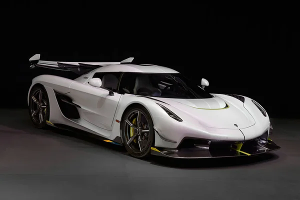 Koenigsegg Jesko, İsveçli bir süper araba. 5.0l çift turbo V8 motor, 1280hp standart benzin ve 1600hp E85. Maksimum hızı saatte 480 km. La Squadra, Katowice, Polonya 'da prömiyer, 19.09.2020
