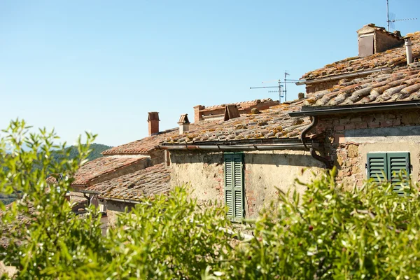 Táj tetejű házak kis toszkán város Castelmuzio, Olaszország — Stock Fotó