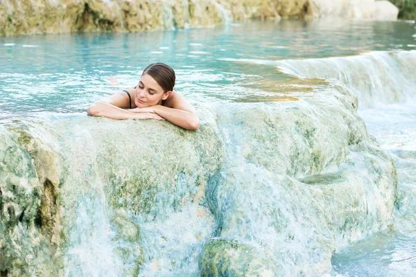 Young woman lying in the natural pool, Saturnia, Italy — Stock Photo, Image