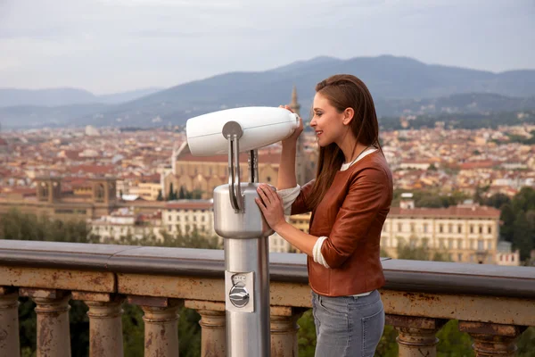 Beautiful girl impressed view the panorama of Florence at sunset — Stock Photo, Image