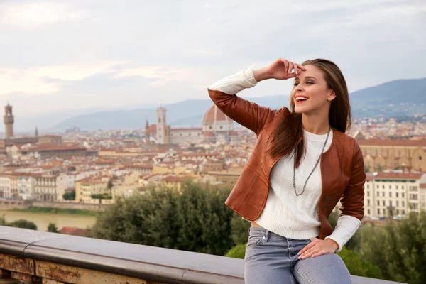 Gyönyörű lány lenyűgözte kilátás nyílik a panoráma Firenze naplementekor — Stock Fotó