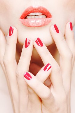 Güzellik spa kadın portresi. güzel kızın yüzüne dokunmak