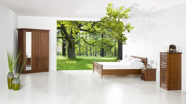 Bed in de kamer geopend op het bos - concept van goede nachtrust — Stockfoto