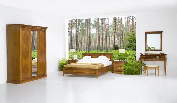 Bett im Zimmer am Wald geöffnet - Konzept des guten Schlafes — Stockfoto