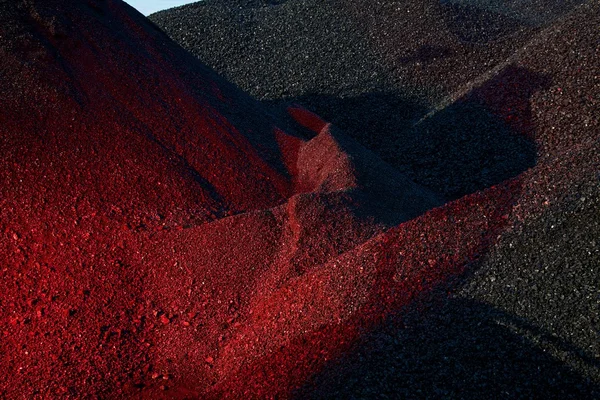 Montones de carbón en la luz roja — Foto de Stock