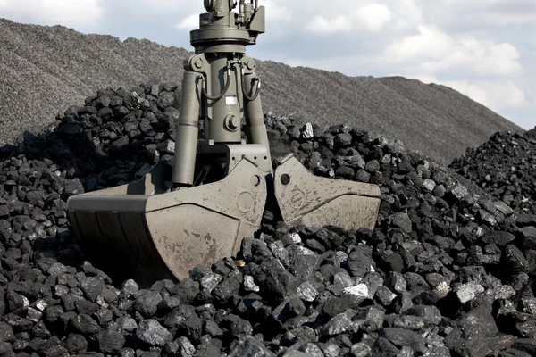 Coal loading excavator, heaps of coal — Stock Photo, Image