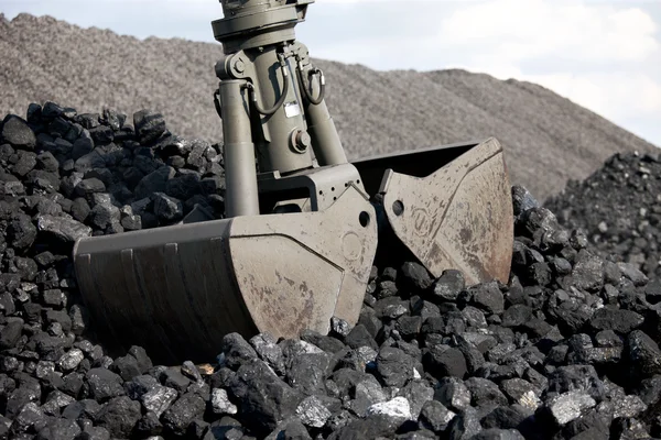 Угольный экскаватор, груды угля — стоковое фото