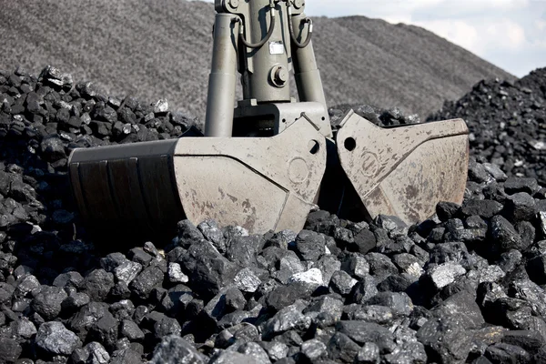 Excavadora de carga de carbón, montones de carbón — Foto de Stock