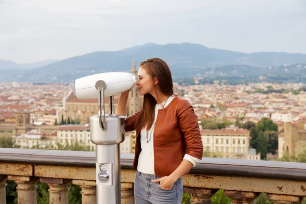 Hermosa chica impresionada ver el panorama de Florencia al atardecer — Foto de Stock