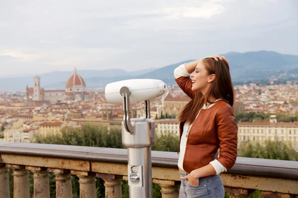 Beautiful girl impressed view the panorama of Florence at sunset — Stock Photo, Image