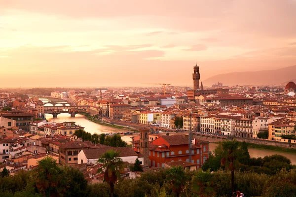 Florence, Arno River and Ponte Vecchio at sunset, Italy — Stock Photo, Image