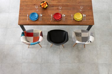 Yemek masası ve renkli porselen tabaklar.