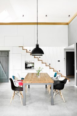 Yemek masası olan modern yemek odası.