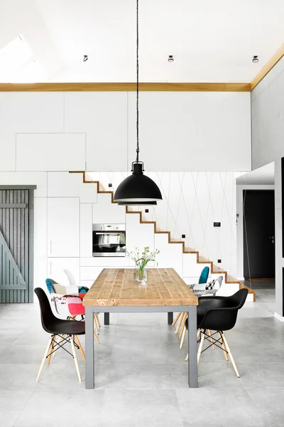 Yemek masası olan modern yemek odası.