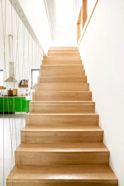 Escaleras de madera en casa moderna Imagen De Stock