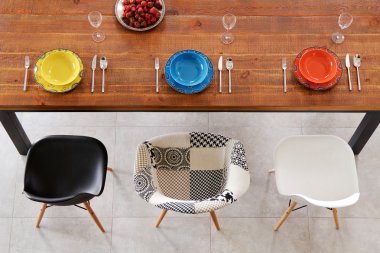 Yemek masası ve renkli porselen tabaklar.