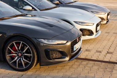Üç Jaguar F-TYPE R75 üstü açık ve Coupe otoparkta yan yana duruyor. Katowice, 17 Haziran 2022