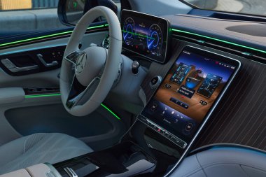 Geceleri elektrikli Mercedes EQS SUV 'nin direksiyon ve gösterge paneli. Katowice, Polonya, 05.28.2023