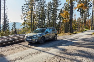 Dağ yollarında sürekli dört çeker Subaru Outback. Model 2019, 175 Hp motoru. Wisla, Polonya - 10.13.2019