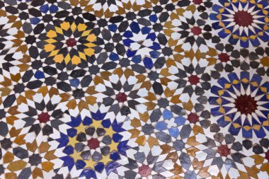 Fez 'deki seramik öğrencileri, tarihi bir okul ortamında geleneksel beceri ve sanatsal yeteneklerini sergileyerek canlı renkler ve karmaşık şekillerle çarpıcı fayans tasarımları yapıyorlar.